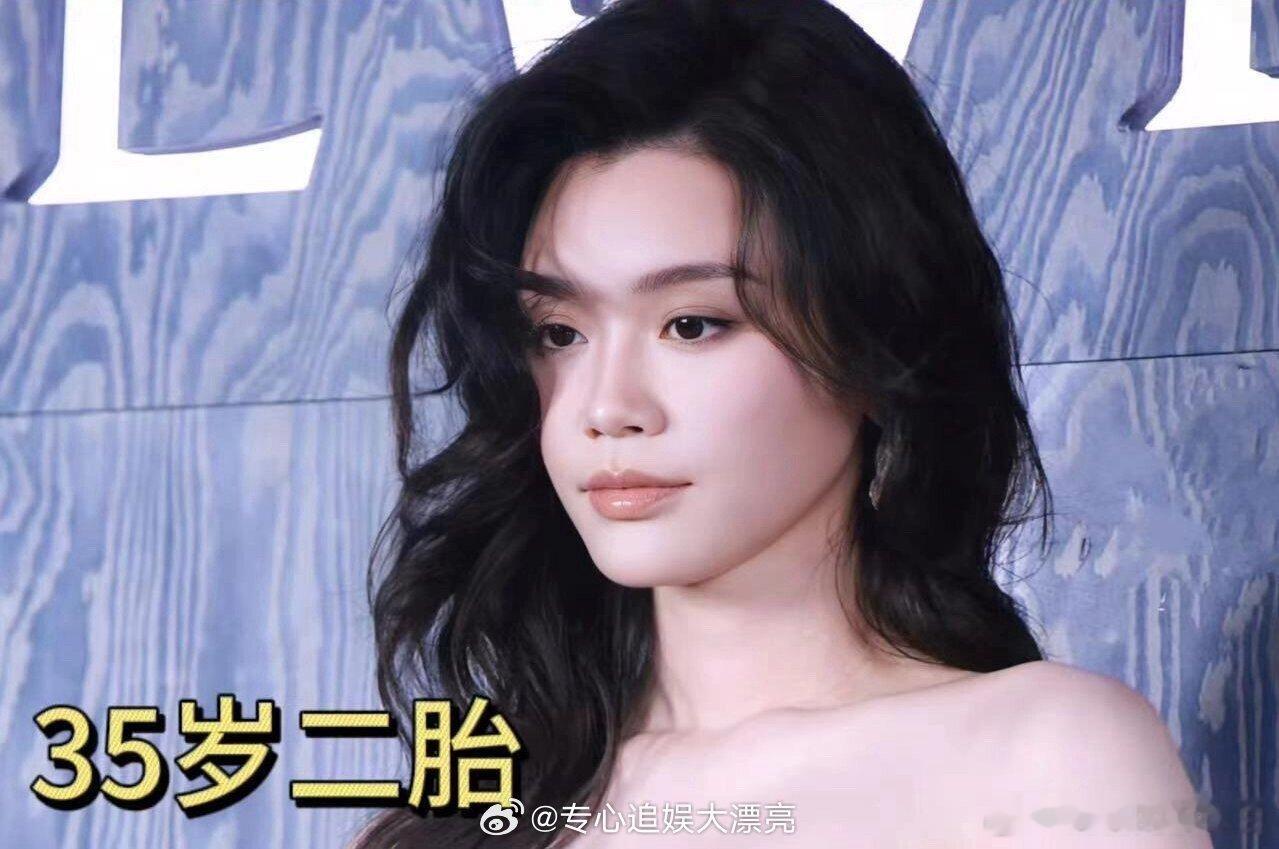 奚梦瑶晒当妈后的幸福变化从国际超模到全能妈妈，她的转变太动人。脸颊多了软肉更显