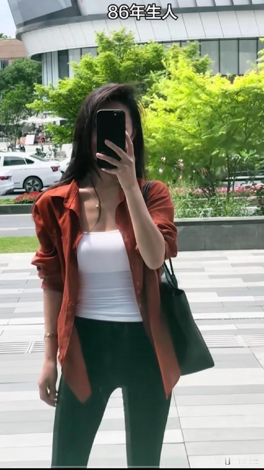 腹部平坦有马甲线，手臂结实紧致，双腿修长笔直。86年的能保持这种身材很厉害了，