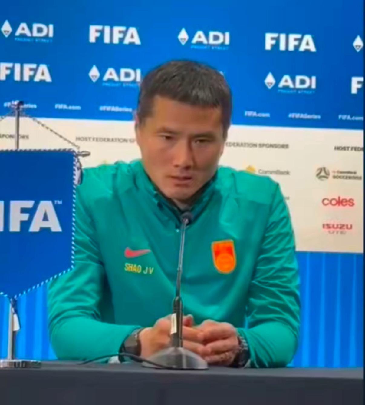 邵佳一首秀发布会，没灌鸡汤，全是干货。一句“还没到统治比赛那一步”，直接把飘起来