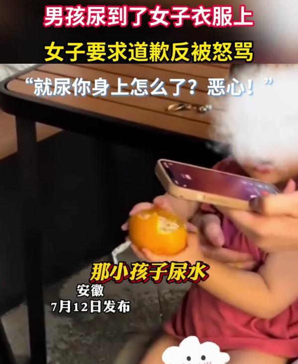 素质掉了一地！安徽，一个憋不住的小男孩当街撒尿，结果尿到了路过的年轻姑娘身上，女
