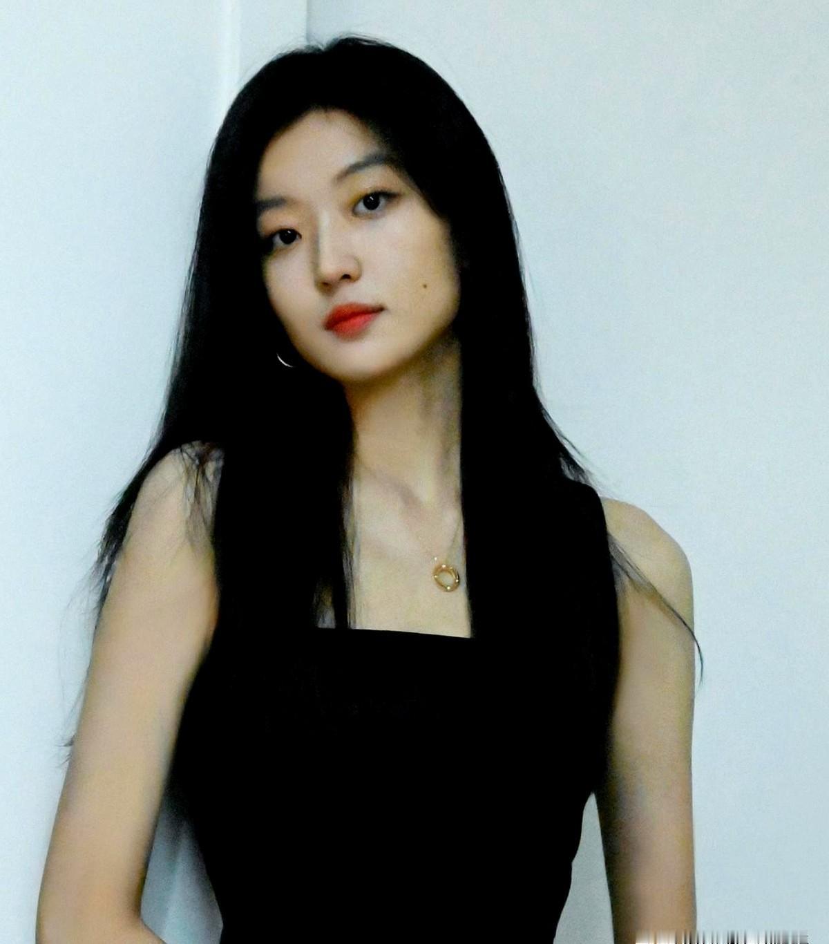 “耐看型”演员的片约，涨了40%。孙千就是个典型。2023年跟陈晓合作《无与