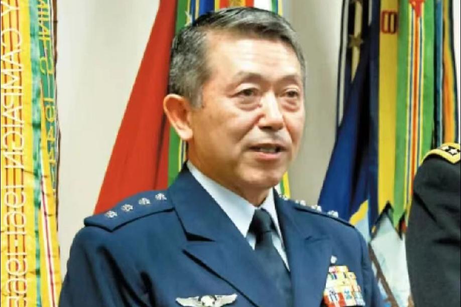 12月15日，新加坡《联合早报》报道:“中国周一宣布对日本自卫队前统合幕僚长岩崎