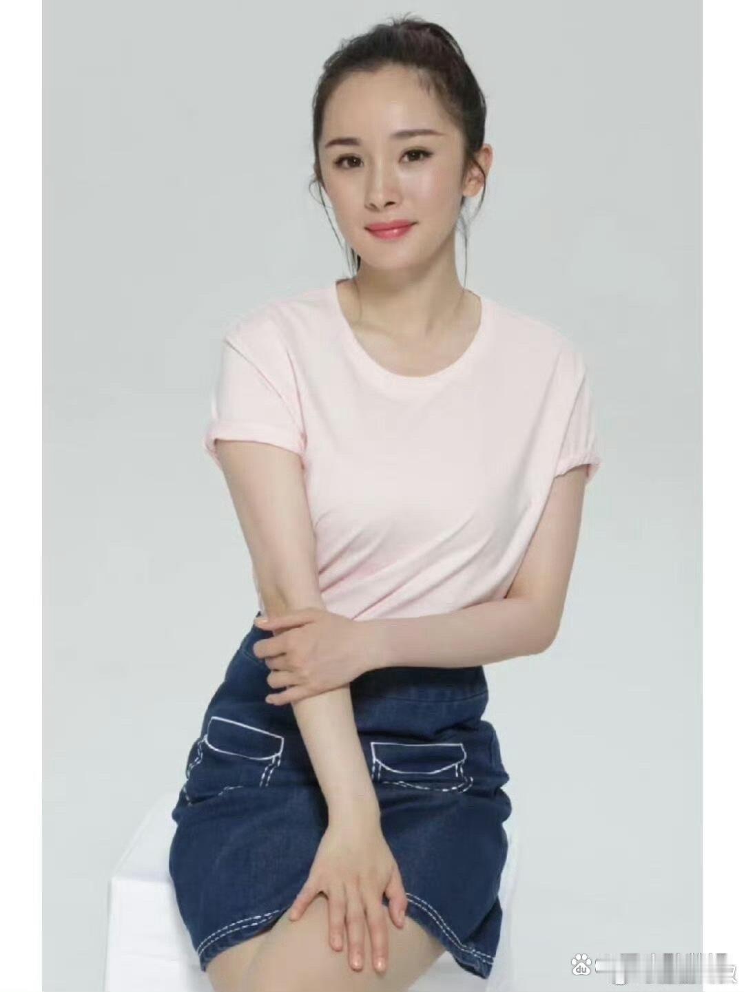 杨幂早期这脸。。幂幂这小脸好嫩啊。﻿​​​