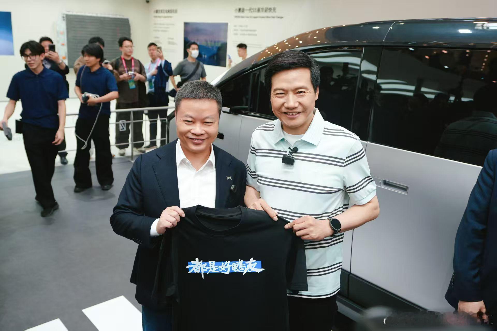 雷军回应给车企同行们送T恤仔细看T恤上的文案，每件都戳中一个记忆点。小鹏的“都是