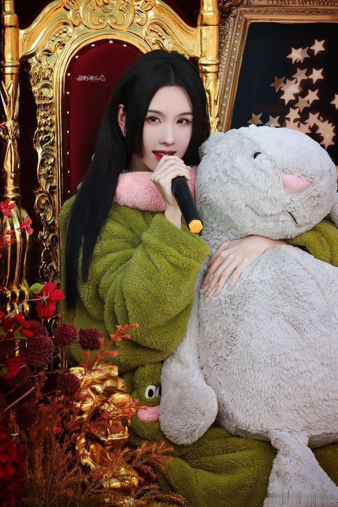 感觉眼角修容有点多余太姐感了