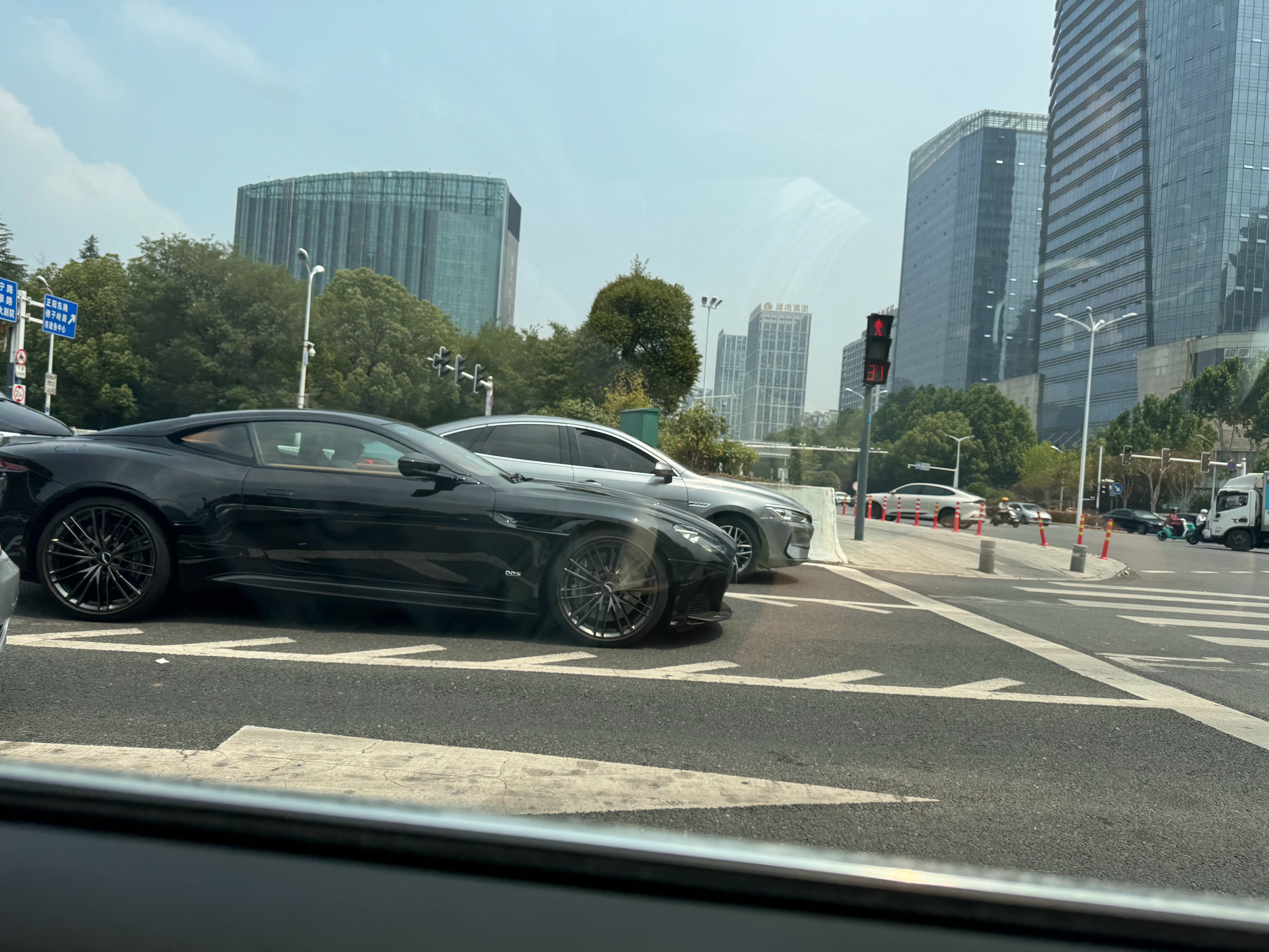 合肥还是有钱人多啊！阿斯顿马丁DBS，12缸的旗舰跑车！罕见程度堪比SF90！豪