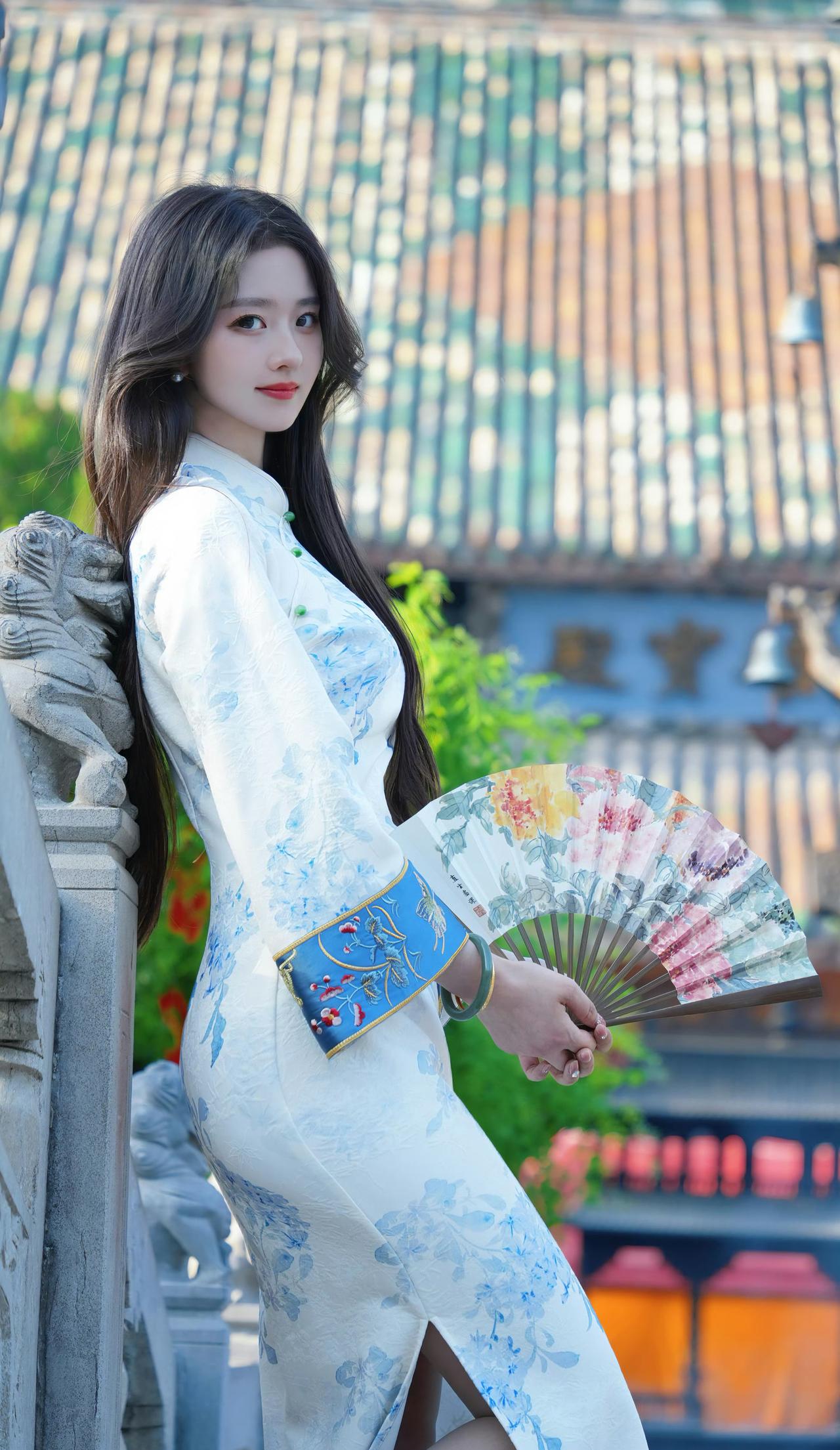 以旗袍为诗，以古建为序，折扇轻展，写尽东方美学的含蓄与雅致。旗袍古典韵