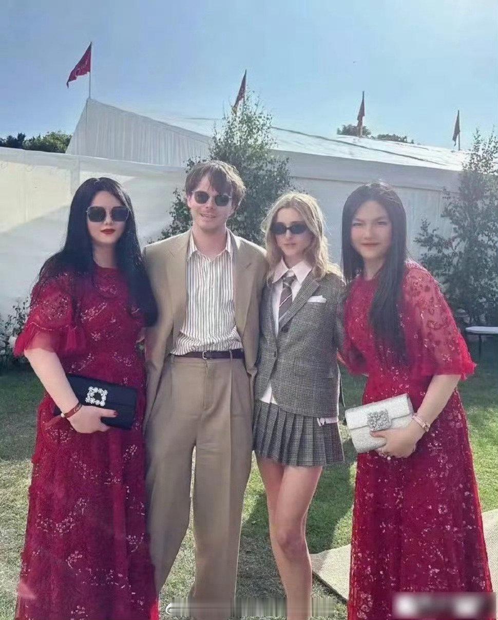王诗龄能不能穿点年轻人的衣服，看起来和李湘傻傻分不清楚​