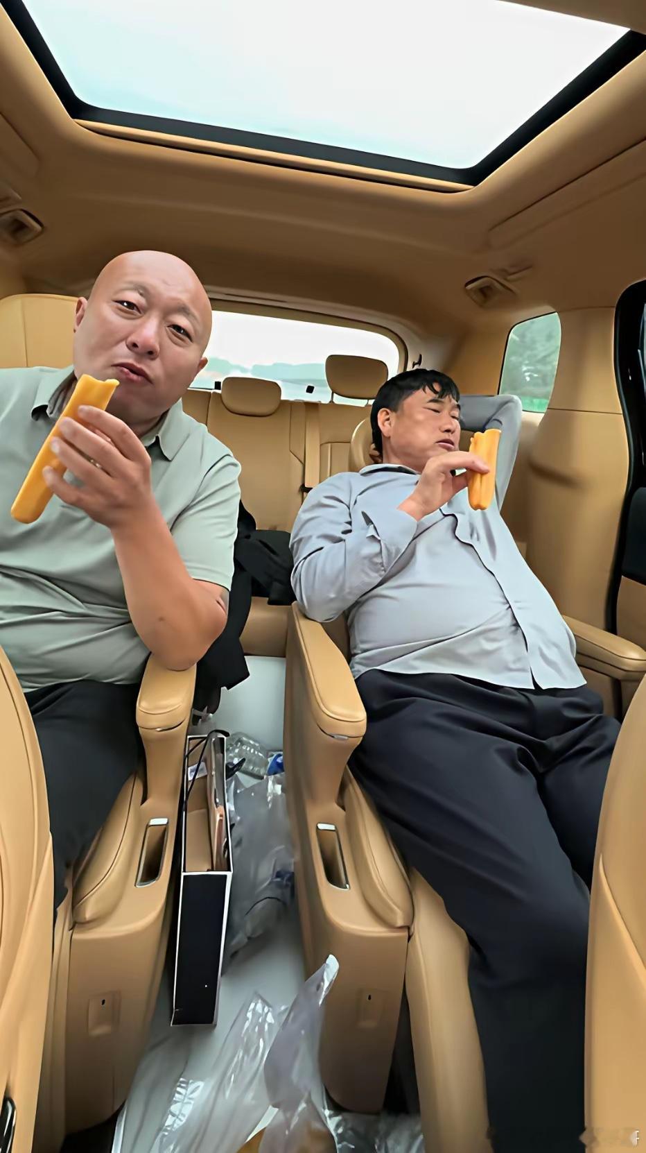 大衣哥去商演途中饿了在车上吃油条时的一幕，外表光鲜背后的辛苦谁懂。​​​