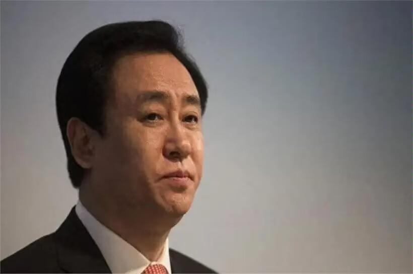 跟一个在香港做法律的朋友聊天，他说了一句话，让我背后直冒冷汗，他说：“许家印的案