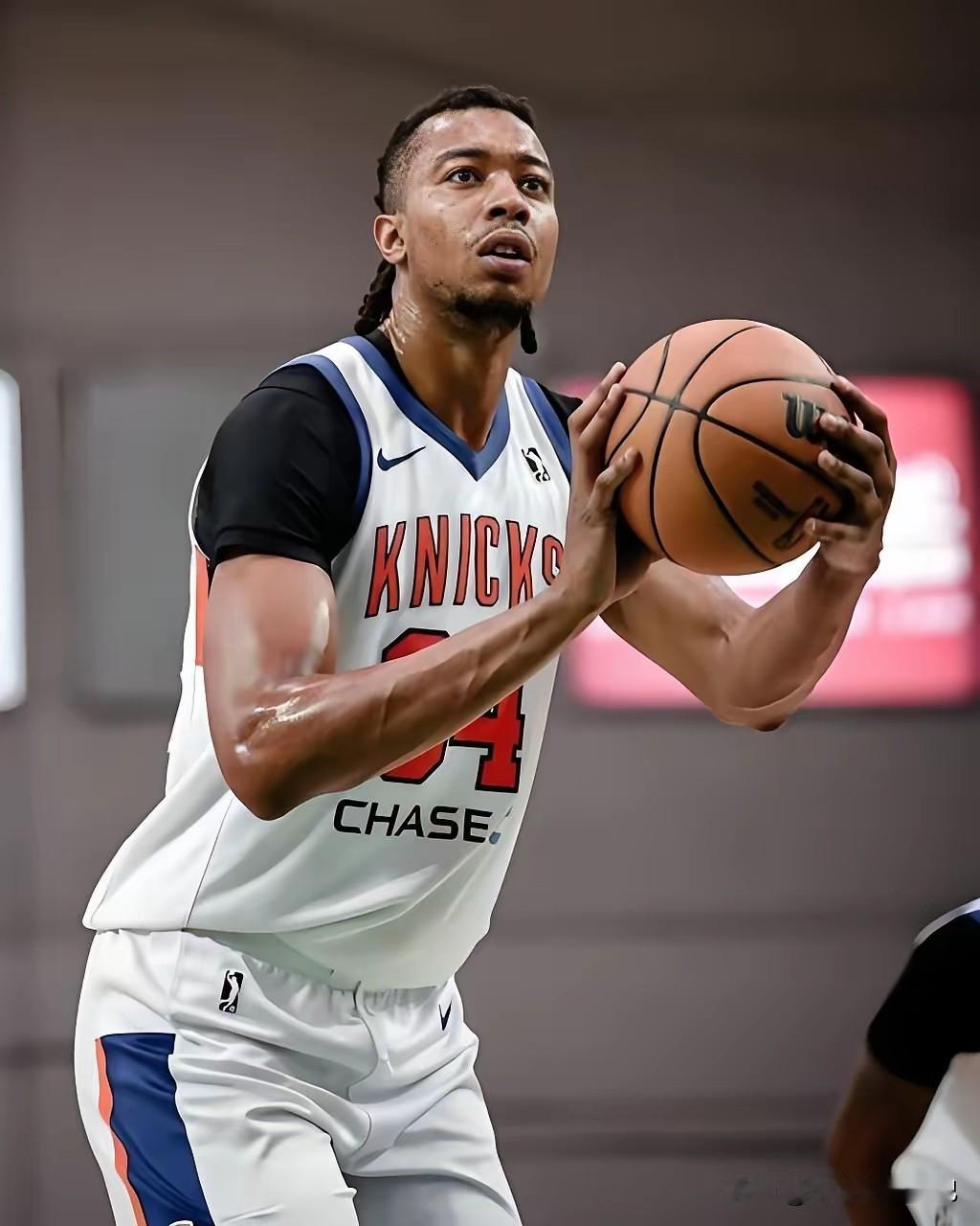 广东新外援浮出水面，那就是曾经效力过雷霆跟开拓者的摩西布朗，摩西布朗出生于199