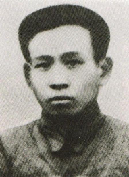 1929年，刘少奇装扮成工人模样，去纱厂与常宝玉接头。刚到不久，刘少奇就感觉情况