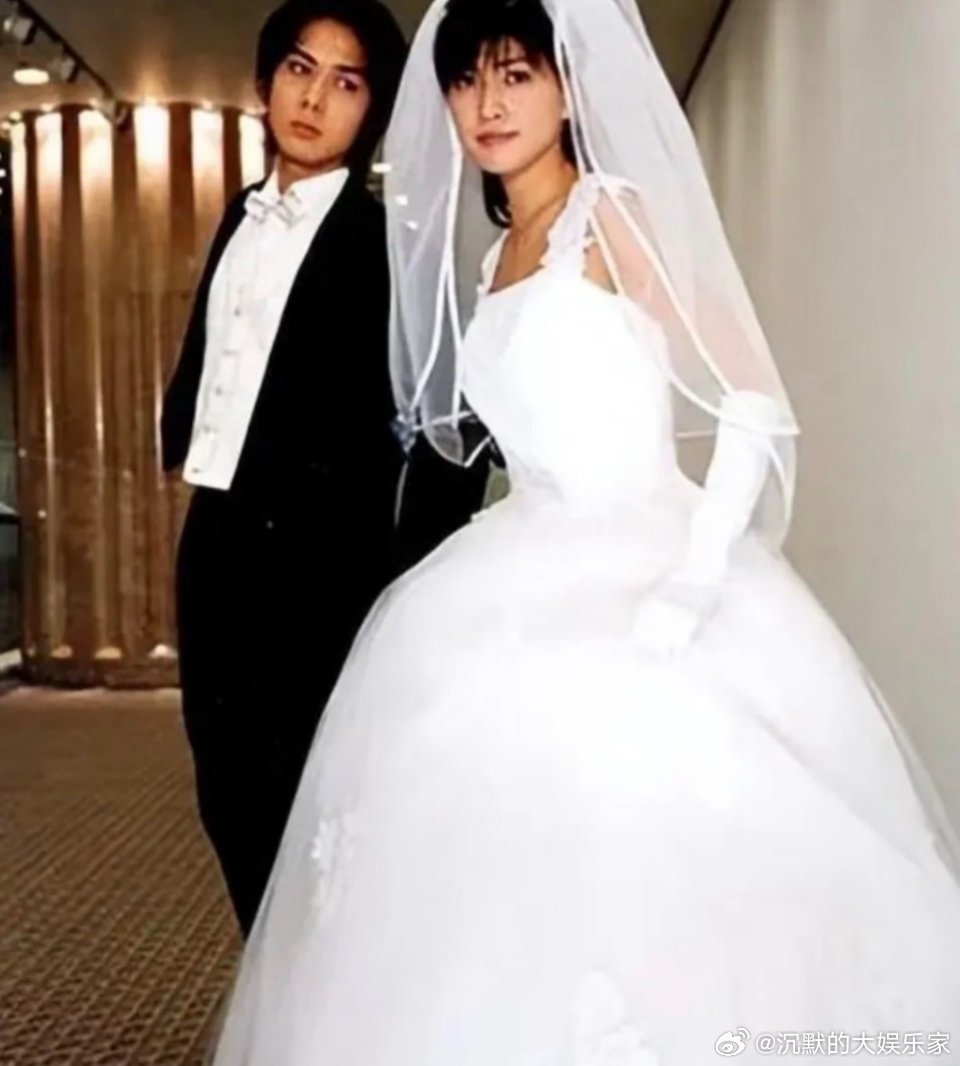 五十岁迎人生转折，内田有纪与柏原崇再婚。顺便八卦一句，内田有纪这是二婚，前夫是年