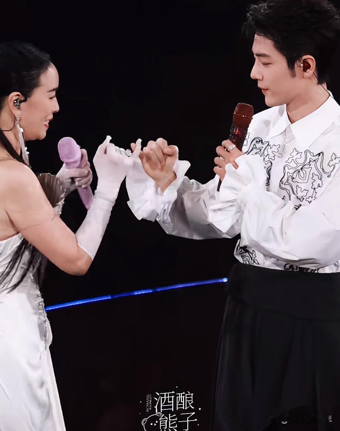 肖战好深情的表白啊，娜姐受不了了😓是cue了那姐巡回演唱会的主题呀……先观