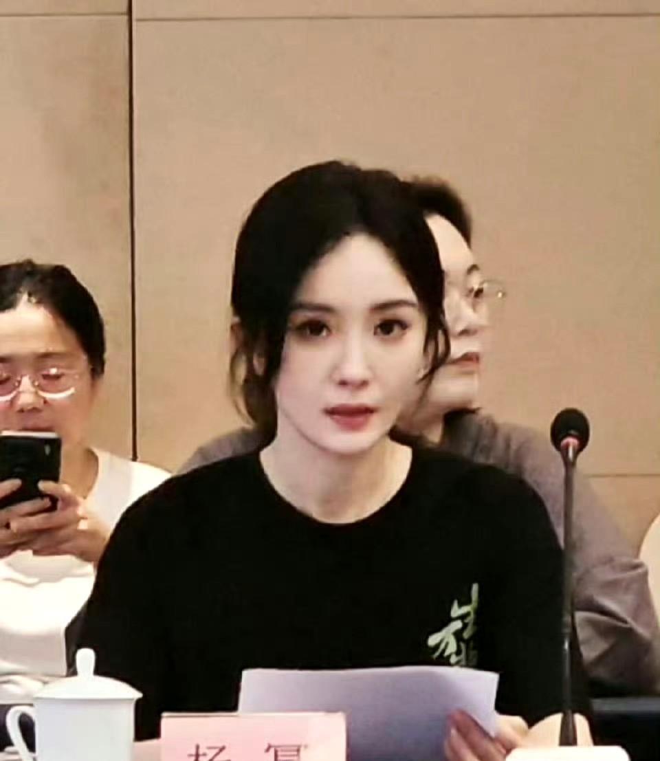 #记录我的2025#杨幂现身电视剧《生万物》研讨会的路透曝光啦！这部剧由杨幂、