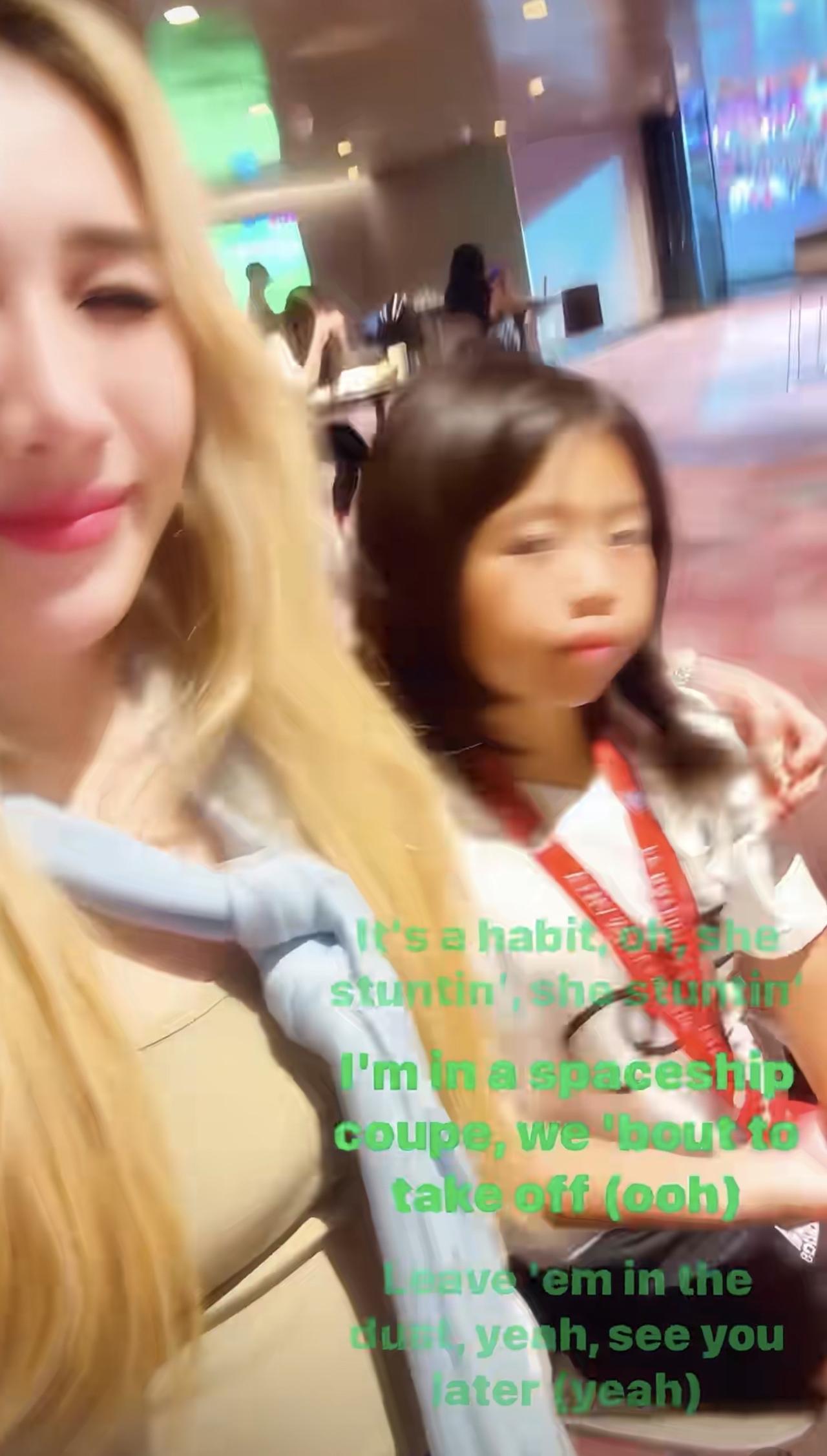 奚梦瑶的大姑姐、赌王四太的大女儿何超盈疑又怀孕了，晒照片肚子凸起，陪女儿参加活动