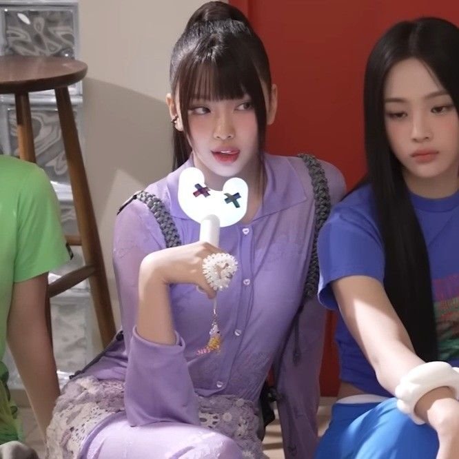 这套穿搭真正的萌点在于从正面看是漂亮的孩子，从侧面看却是仓鼠脸…