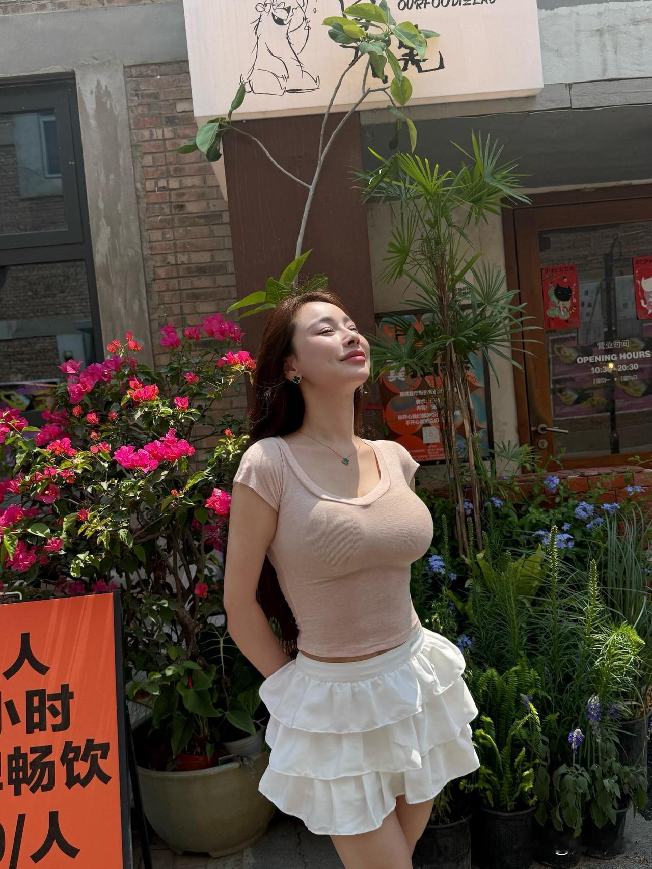 阳光明媚的午后，少女在花丛中微笑，享受美好时光。少女感微笑女孩少女感笑容花海