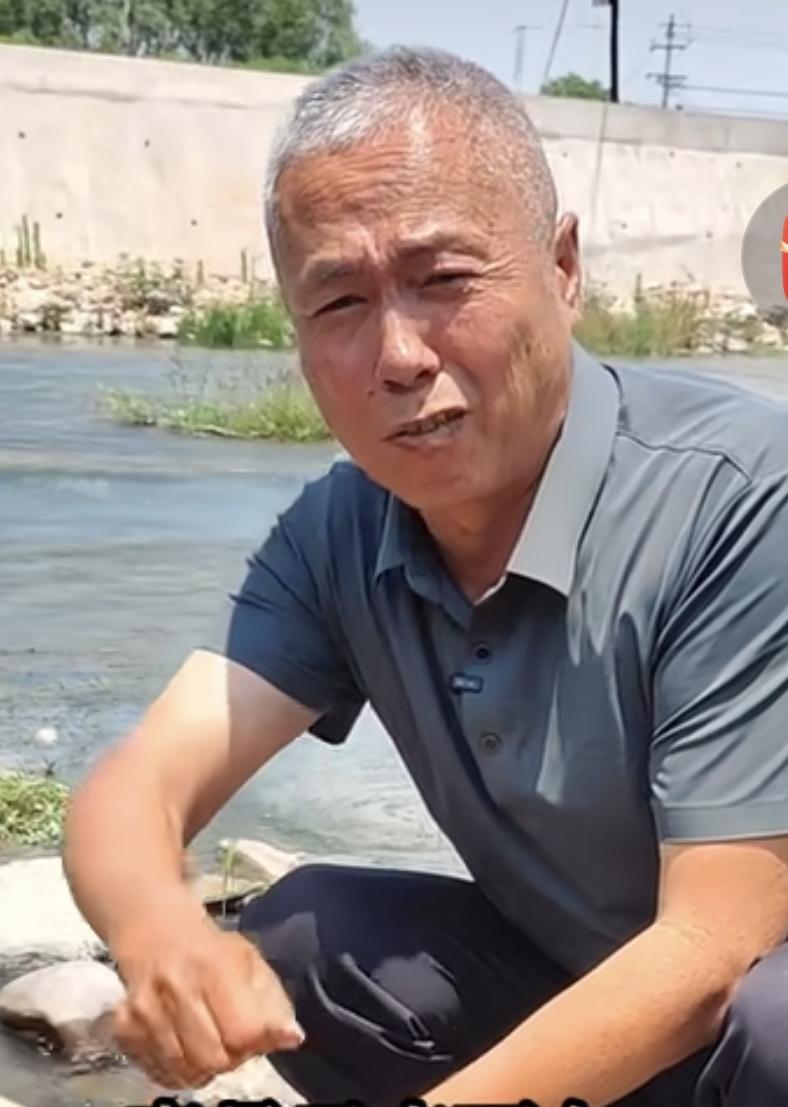 这位邯郸网红“李主任”句句属实。他住在市里，老家的房子因年久失修，房顶漏水，便