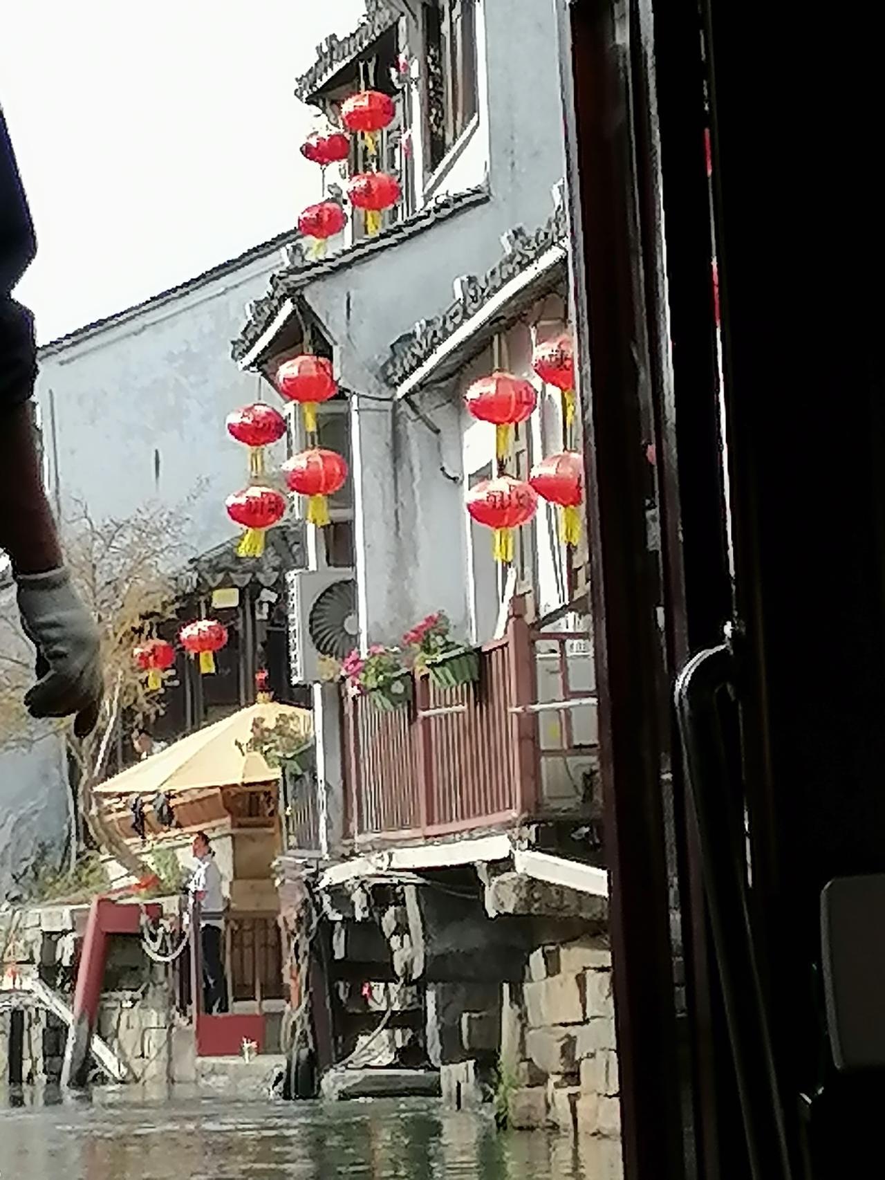 朋友一家去旅游，前天晚上到的苏州。昨天，去了拙政园，狮子林，虎丘，寒山寺，晚上