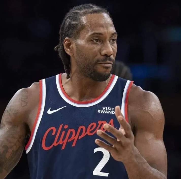 据ESPN记者ShamsCharania的报道：NBA针对科怀-伦纳德和快船