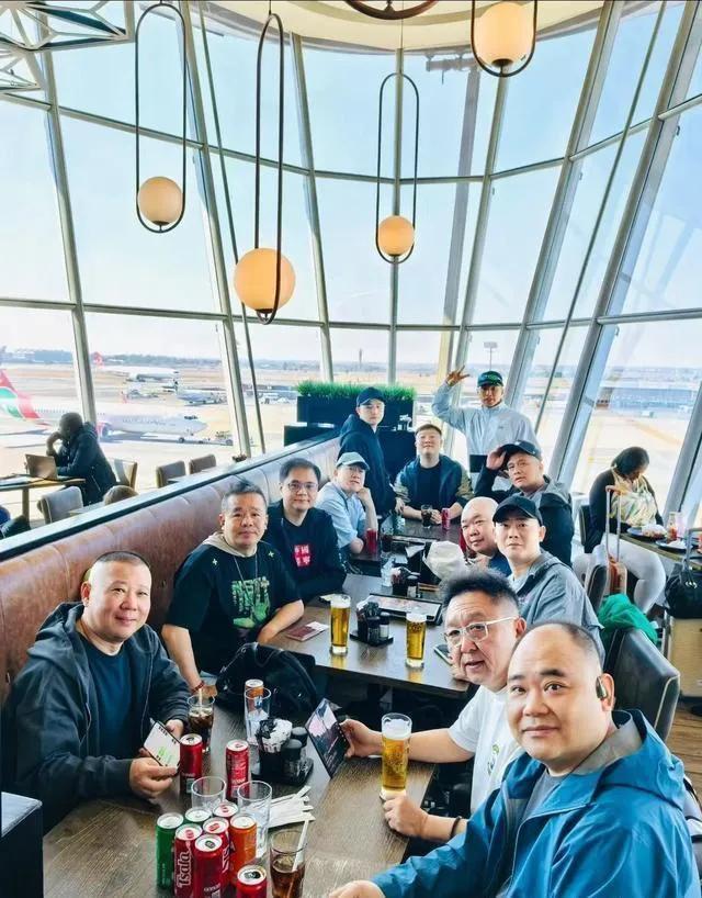 这张照片是德云社在南非约翰内斯堡巡演期间，成员们在机场餐厅的聚餐合影：右侧，我认