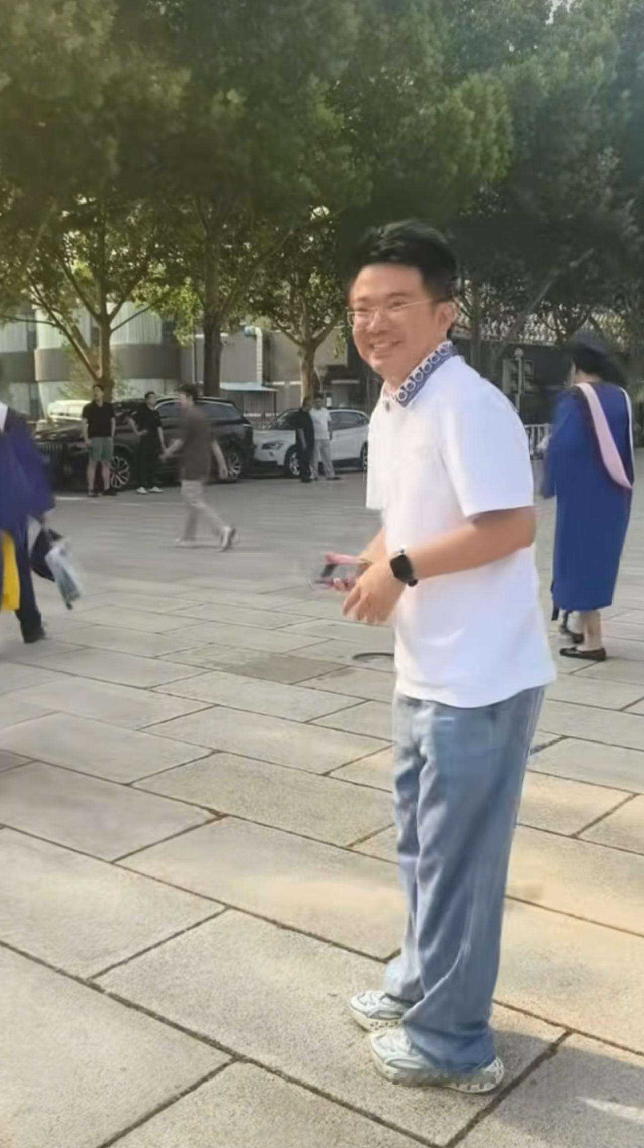 相声界再添博士！曹云金女徒弟关英入学深造。相声演员李春艺亲自送媳妇儿关英去