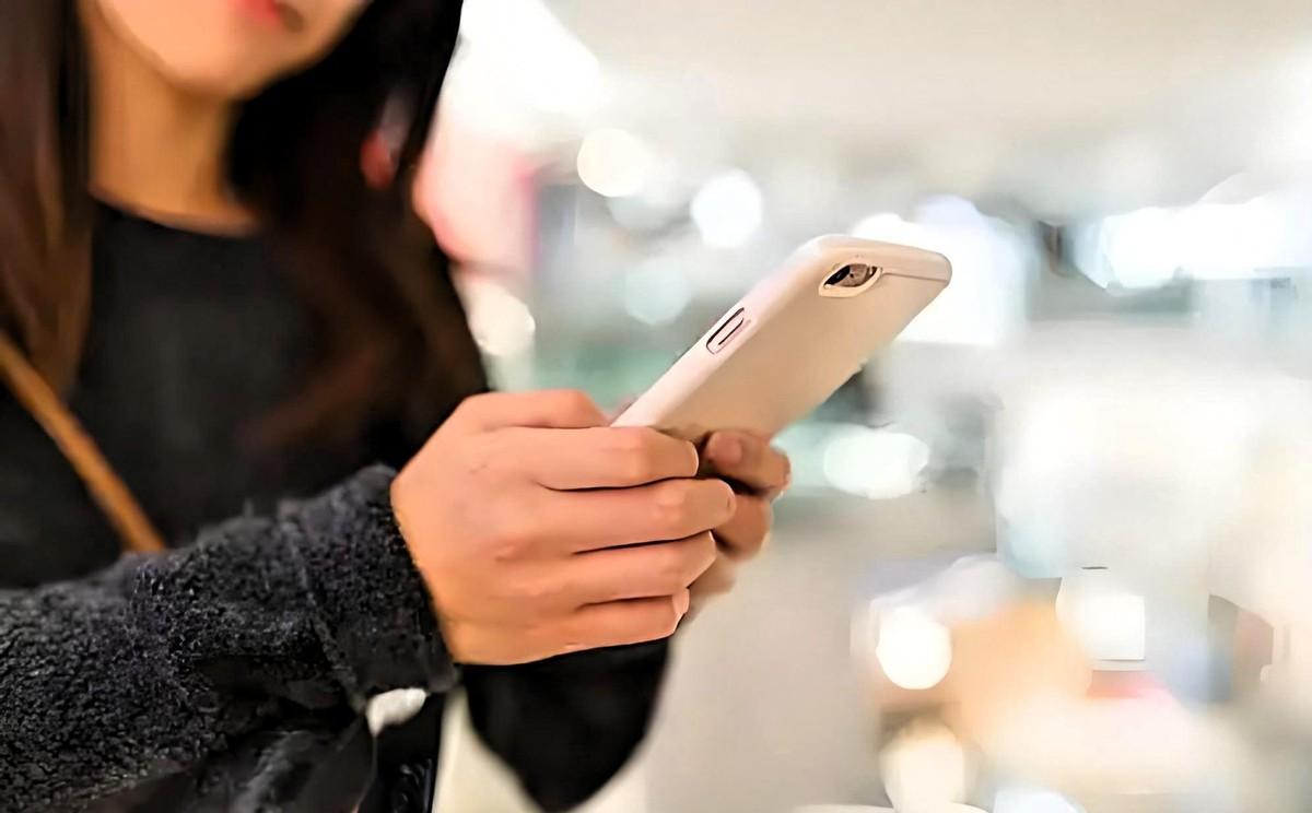 广西南宁，女子坐出租车将1万多的新手机遗失，司机却说没看见。通过定位，她发现手机