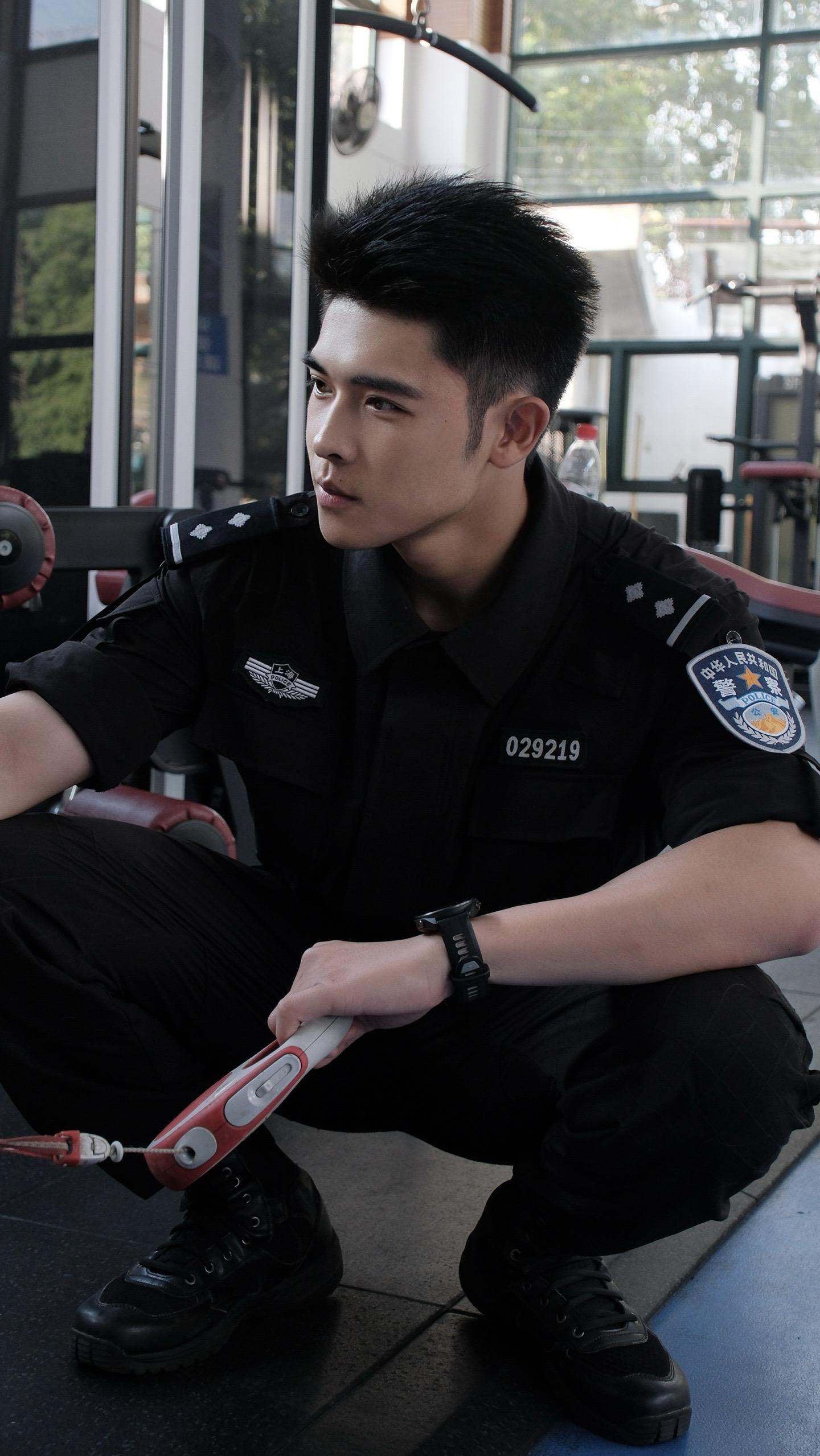 就问你city不city？帅不帅吧？想要哪个小哥的电话，你跟我说2