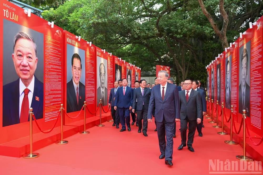 会心一笑！苏林到人民报社参加越南14大新闻网开通仪式。在参访现场，苏林看到自己的