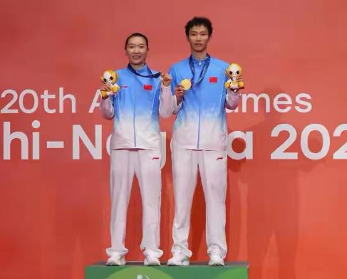 日本惨败，世界第一爆冷，亚运会羽毛球，已决出5金历史首人诞生女单决赛，安洗