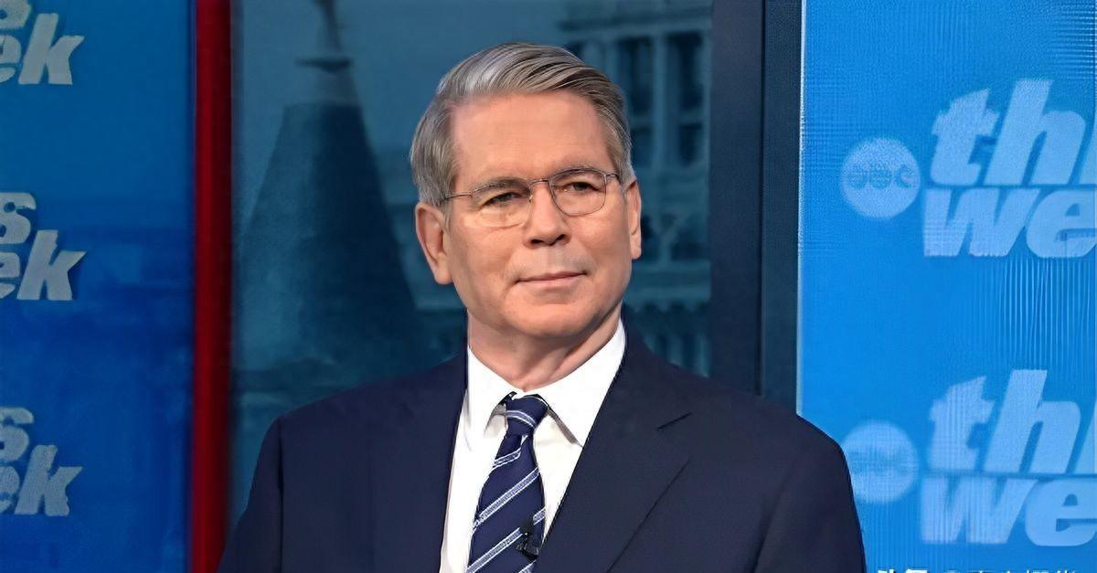 4月14日的华盛顿，上演了一出连好莱坞金牌编剧都写不出来的“精分大戏”。一边是美