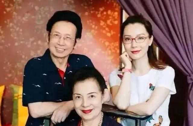 47岁的陈数全家福曝光，83岁妈妈长相年轻打扮时髦，老公儒雅帅气