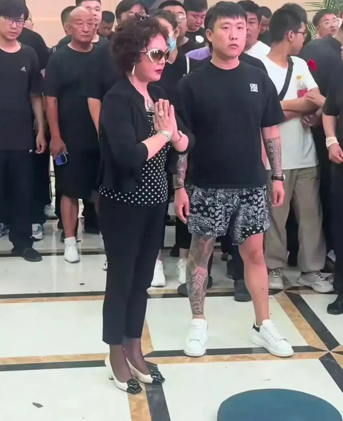 有谁知道这个女人是谁吗？参加杨少华的葬礼，背着几十万的爱马仕包包就算了，耳