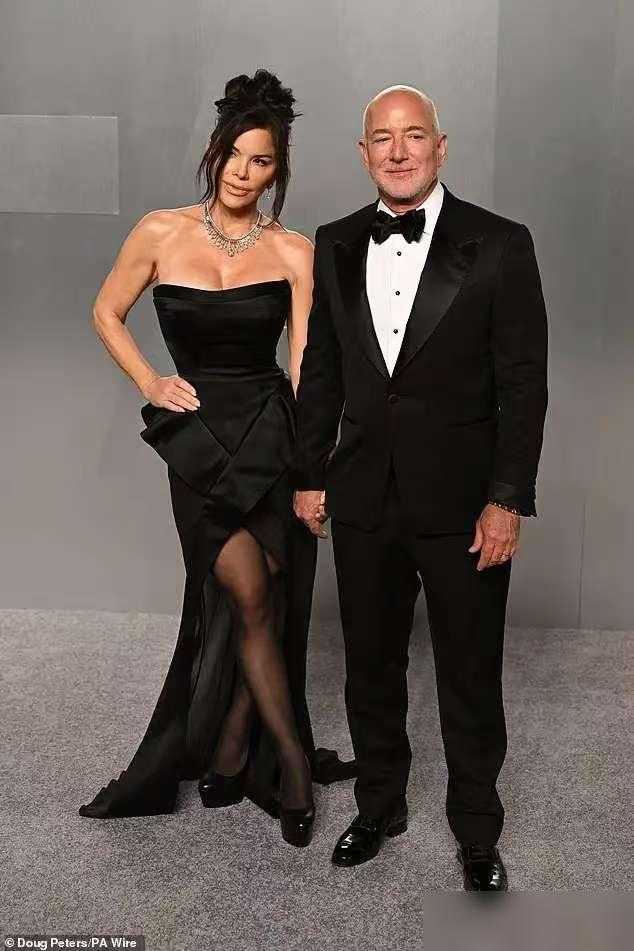 世界首富花几百万买的红毯镜头，被一个女人走过去就全抢走了。桑切斯正挽着贝佐