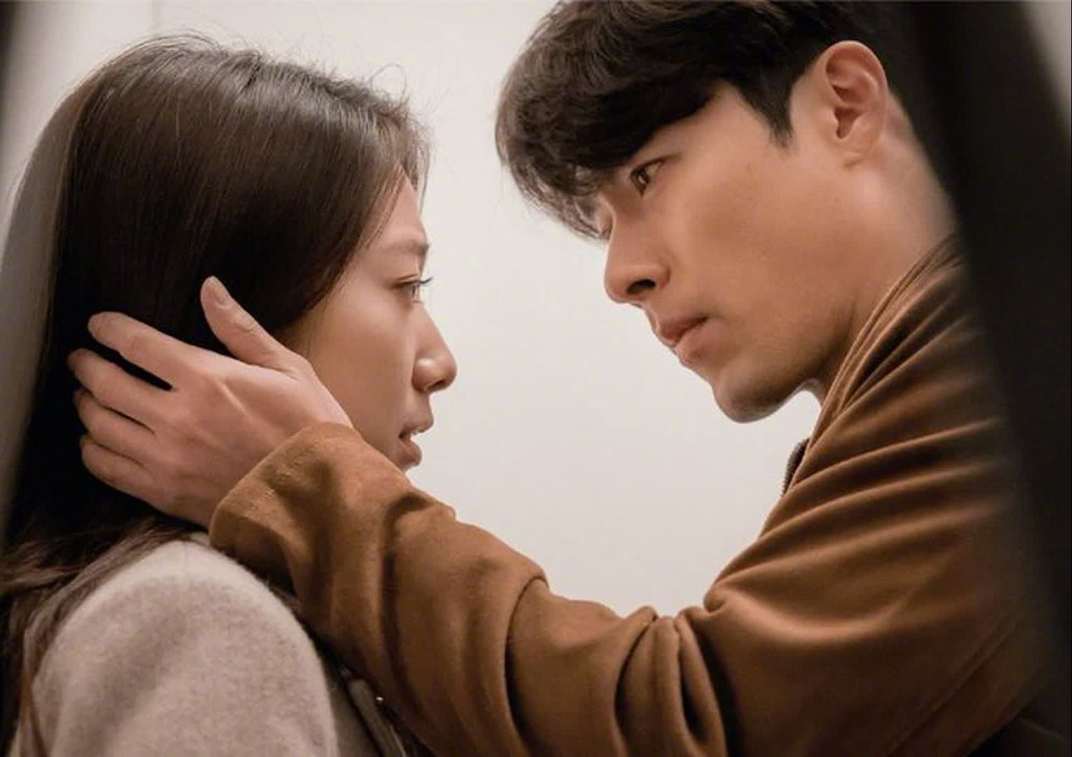 朴信惠眼睛断崖式衰老朴信惠眼睛显老的原因，除了年龄，还有独特的眼部特征：眼球突