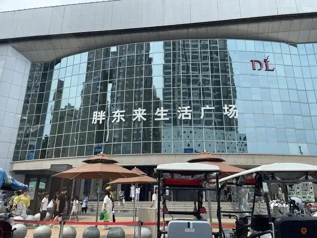 房东们想拿捏胖东来，没门。他年赚一亿的店说关就关，看房东们有什么办法。当年
