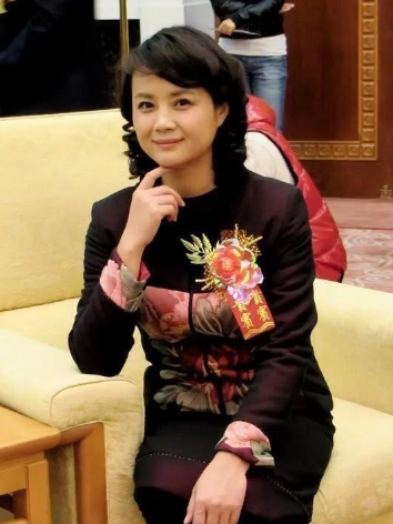 真的是360度无死角的美，无论什么发型，什么衣服，穿在她的身上都有一种典雅大方的