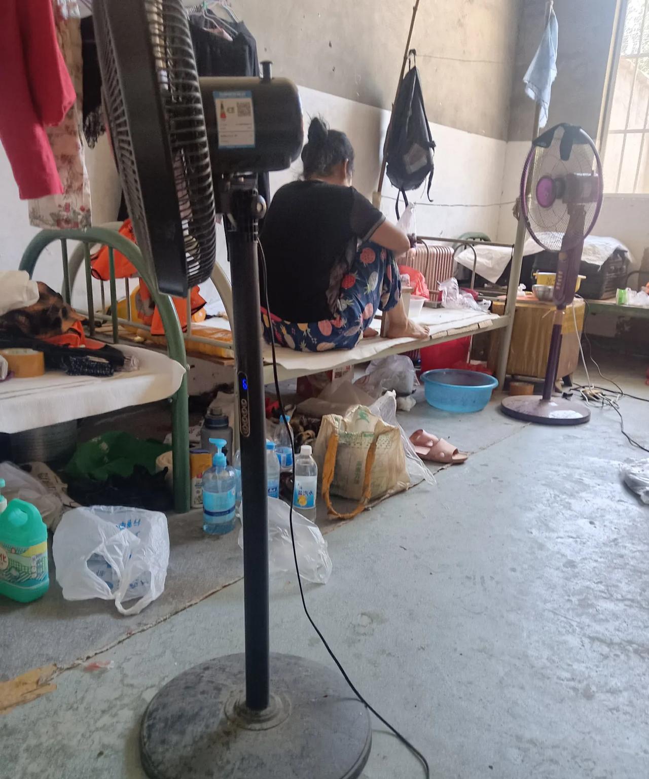 #工地大龄工比年轻人更能吃苦吗#肯定的，年轻人在工地干三日两下午，就受不了工地的