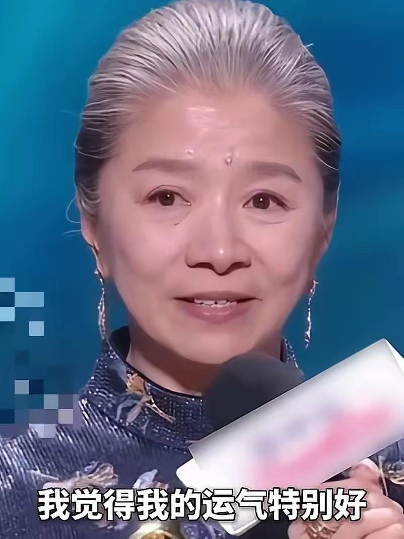 看了白玉兰，大家有没有发现，迟蓬非常不对劲，别人获奖都是喜极而泣，可她倒好，