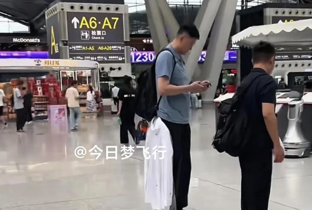 杜锋背包晾着衣服，乘动车前往广西！今天下午，广东队主教练杜锋现身广州南站，等候