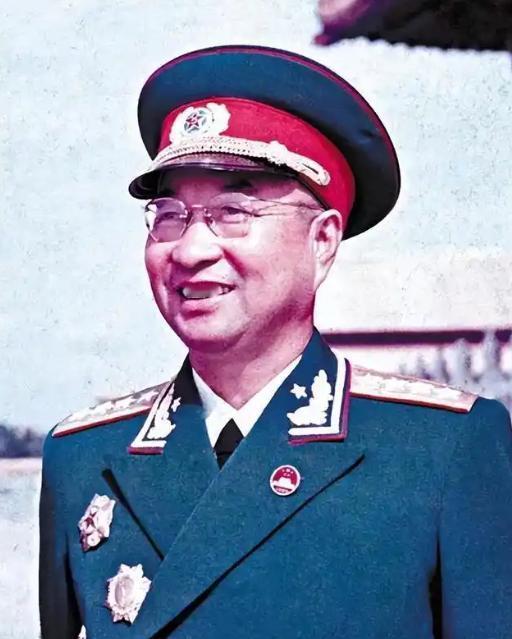 1960年，毛泽东请客吃饭，陈赓探着脑袋瞧餐桌，脸色都变了，问道，主席，菜都上齐
