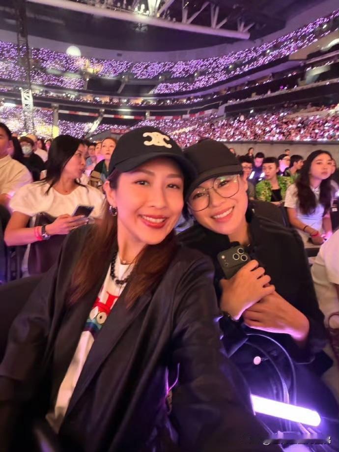 港圈女神同框！胡杏儿陈敏之林忆莲演唱会合影曝光，状态好到像“逆生长”在启德主