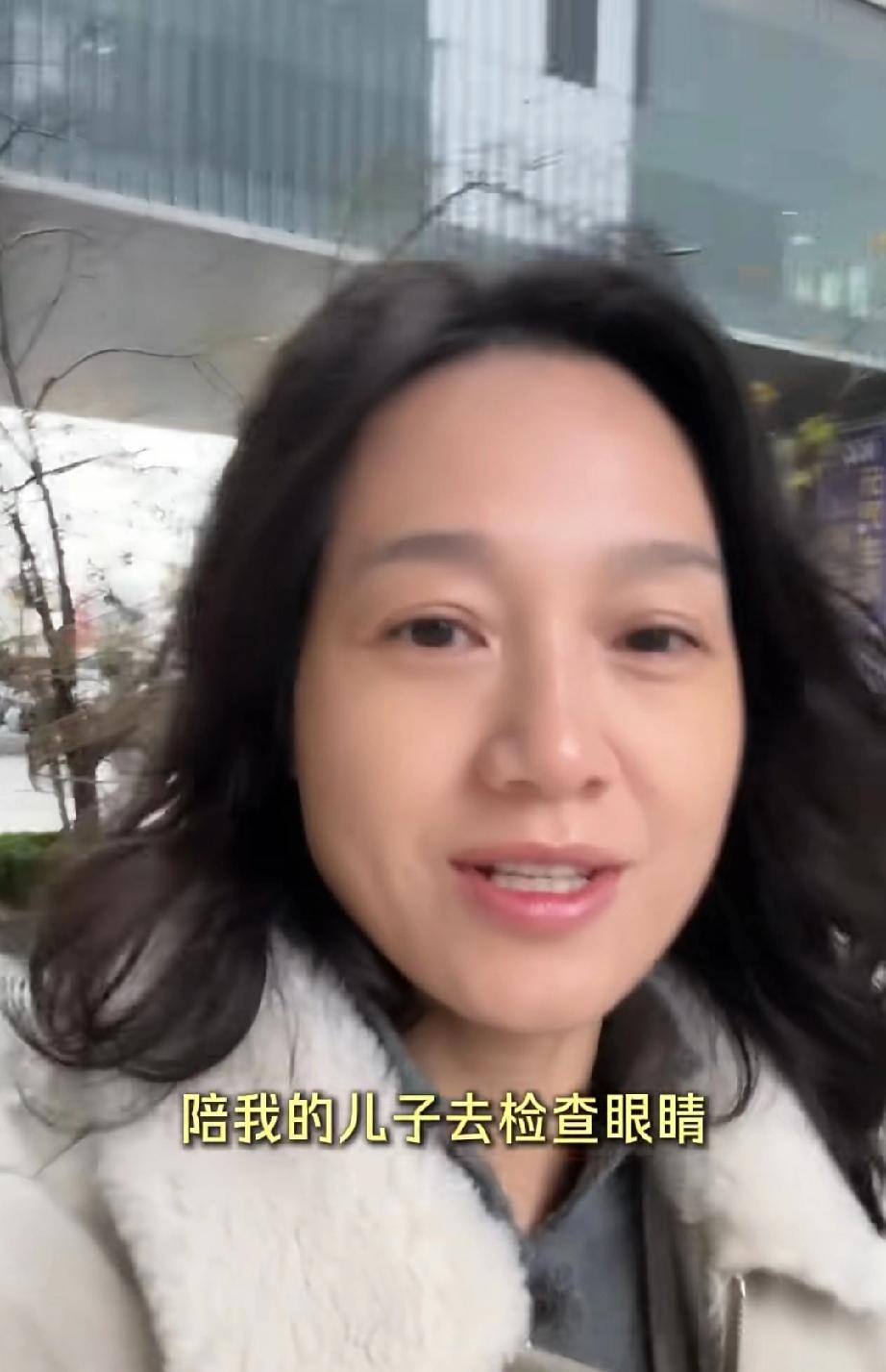 朱丹和周一围的两个孩子都是先天弱视。最近朱丹发视频解释为什么家里俩孩子小小年纪都