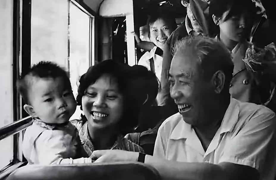 “你算老几？”西安市长为体验生活，跟老百姓一起挤公交，正巧遇上售票员趾高气扬地教