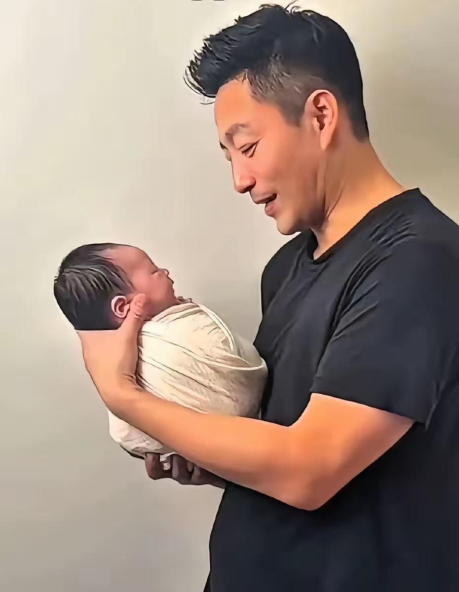 汪小菲这“双标巨婴”操作真的绝了。结婚后听老婆的也不是不对，不当宝妈男，但是我很