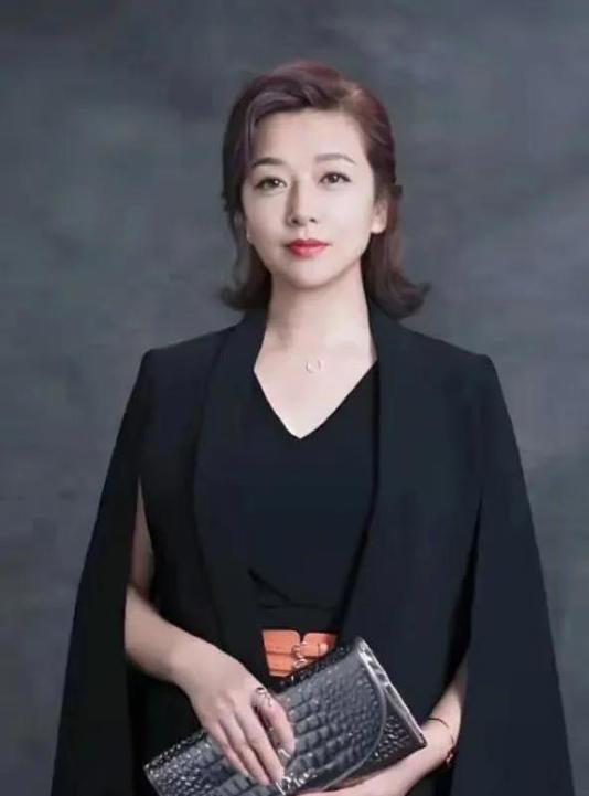 演员江珊说：“当年我跟高曙光离婚后，在工作时又遇到了小9岁的靳东，靳东他有次去昆