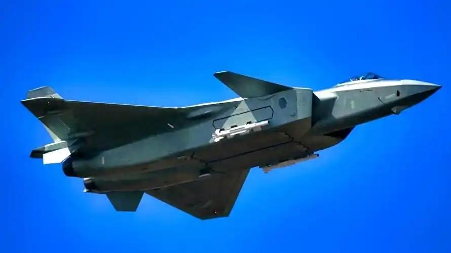 2026年1月24日，成飞官方发布的一组画面引爆军迷圈：多架黄皮歼20A密集试飞