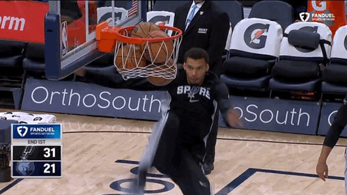 用什么形容词呢？离谱？变态？逆天？不可思议？都行吧！文班亚马秀少林功夫，直接脚