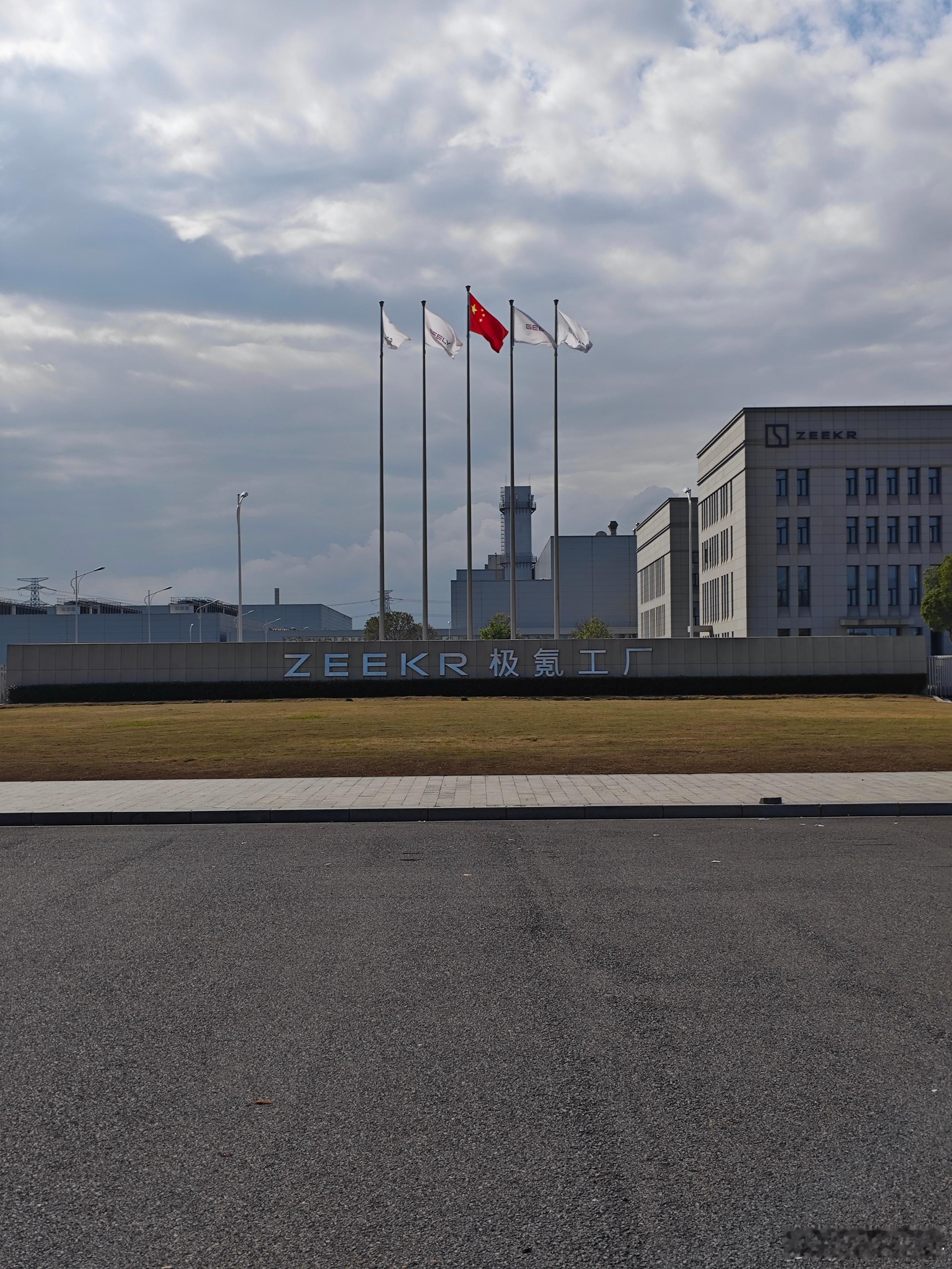 十月中旬去宁波试驾焕新极氪7X的时候，在梅山工厂见到东侧厂外停车场都摆满了9X的